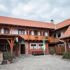 Sziklakert Fogadó, hotel a Sâncrai