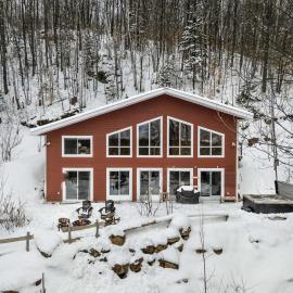La Maison Magique- Private Hot Tub & Lake Access, hotel em Sainte Béatrix