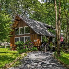 4BR Poconos Wood Cabin - Fire Pit - Sleeps 10 - Cozy A Frame Chalet, hotel di Tobyhanna