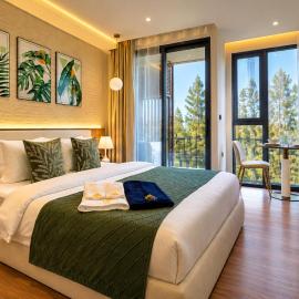 Bellevue Beachfront Studio Deluxe near Layan beach by TVC, hotel in Ko Kala