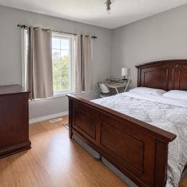 Private Queen Bedroom with Mini Fridge, Workspace & Dresser in Brampton Shared Home - 3 Baths, Full Kitchen, WiFi, Laundry & Deck - Near GO Station, Ideal for Work & Study!, hotel em Brampton