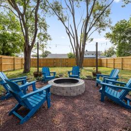 MidTerm Rental - Fire Pit - 3min Beach - Renovated, hotel sa Hampton