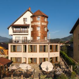 Nature Nest Bran - Adults Only, hotel v mestu Bran