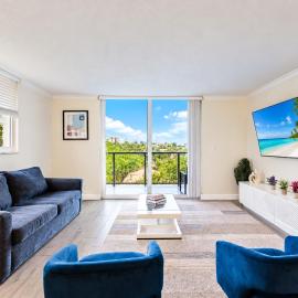 Modern 2BR Suite 2 King Beds Pool Steps to Beach