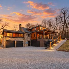 Sleeps 21! 6 Acres-Hot Tub-Sauna-Pickleball-Downtown KC in 21 min!, hotel em Grandview