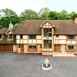 Treetops - spacious Surrey Hills retreat