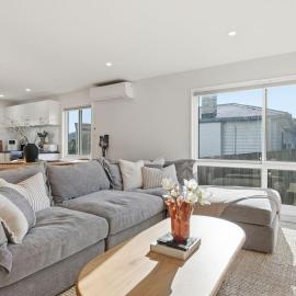 Modern 3BR Home Near Bellerive, хотел в Warrane