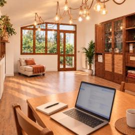 Lupin House, large air-conditioned veranda and Wi-Fi
