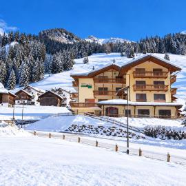 Hotel Dolomites Inn, hotel en Canazei