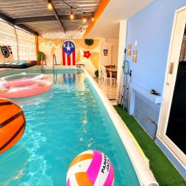 CasaSunset with Private Pool & Sleeps 12, hótel í Carolina