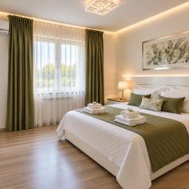 Sunny CentralApartment -3 bedrooms ,Private Parking
