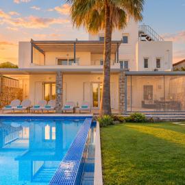 Cretan Mansion with Heated Swimming Pool、ゲオルギオポリスのホテル