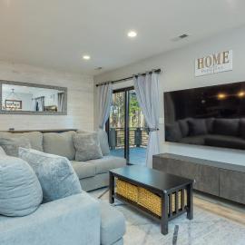 Spacious 4BR Mountain Retreat for 16 in Fairview, khách sạn ở Fairview