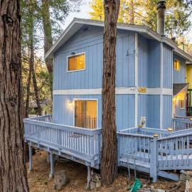 Cozy 2BR Retreat Near Lake Grego with Mountain Views