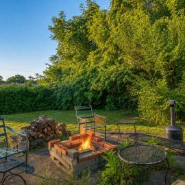 2BR Retreat with Fire Pit Close To Downtown STL