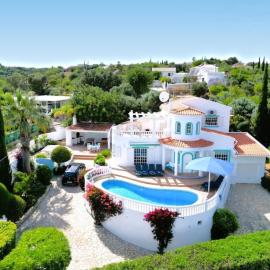 Casa da Fonte - Private Luxury Villa, Heated Saltwater Pool, Sea Views, hotel di Faro