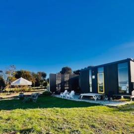Dunalley Bay Beachfront Retreat by Tiny Away – hotel w mieście Murdunna