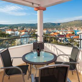 Villa Nada with garden, 80m from the beach, hotel a Vinišće