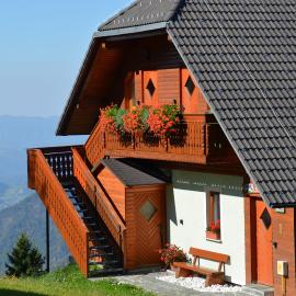 Apartmaji Srnca, hotel en Cerkno