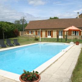 Holiday home with pool, enclosed garden, hotel in Saint-Pompont