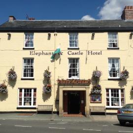 The Elephant & Castle Hotel, hotel di Newtown