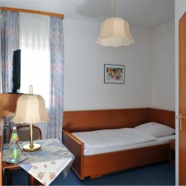Hotel Grüner Baum، فندق في Pommersfelden