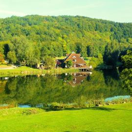Chalet am Waldsee direkt am Badesee Rieden mit Seeblick für bis zu 14 Personen Traumferienhaeuser-Eifel, hotel v destinácii Rieden