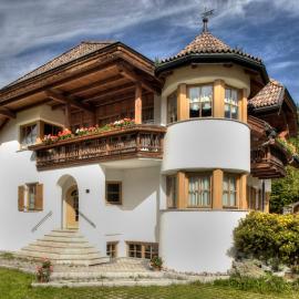 Alexander Mountain-Lodge, hotel in San Vigilio Di Marebbe