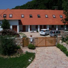 Bakonyi Apartmanház Eplény、エプリーニのホテル
