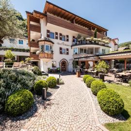 Boutique Hotel Zum Rosenbaum, hotell sihtkohas Nalles