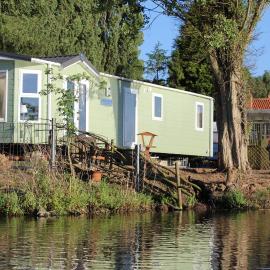 Marshlands Lakeside Nature Retreat, hotel in Barton-upon-Humber