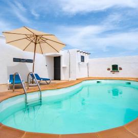 Villa with amazing views, jacuzzi and private pool, hotel in San Bartolomé