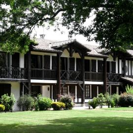 Auberge des Pins - Teritoria، فندق في Sabres