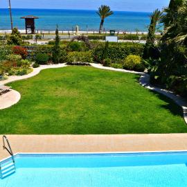 Latchi Beach Front Villa - Private Heated Pool - Amazing Uninterrupted Sea Views, viešbutis mieste Polis Chrysochous