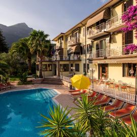 Hotel Sorriso, hótel í Toscolano Maderno