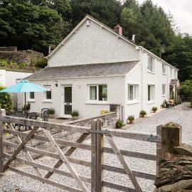 1 Tan Yr Eglwys Barn Cottage, хотел в Pontardawe