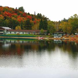 Algonquin Lakeside Inn, hotel en Dwight