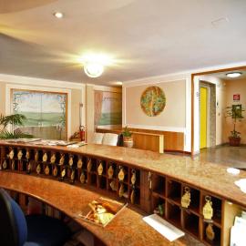 Hotel Cristal, מלון בבארי