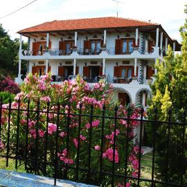 Pantheon Studios & Apartments, hótel í Limenaria