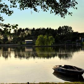 Agrowczasy Nad Stawem - Plus strefa jacuzzi przy domu z jedną sypialnią – hotel w mieście Gartatowice