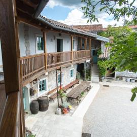 Apartments Valentinus 1800, hotel in Sežana