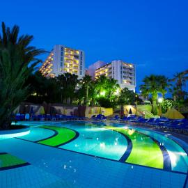 Fantasia Deluxe Hotel、クシャダスのホテル