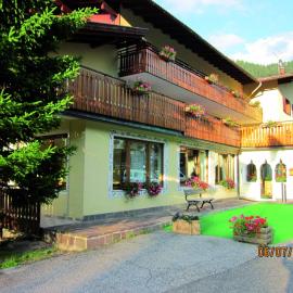 IHR Hotel Villa Emma, hótel í Canazei