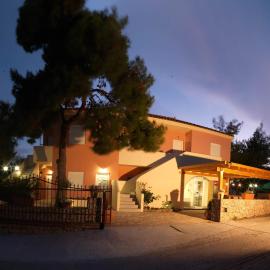 Epavlis Apartments: Porto Heli şehrinde bir otel