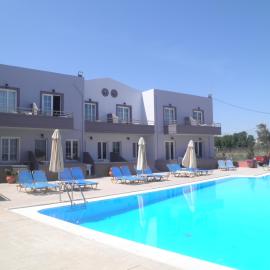 Haridimos Apartments: Tavronitis şehrinde bir otel