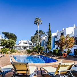Aparthotel Nelva Resort, Hotel in Cala en Porter