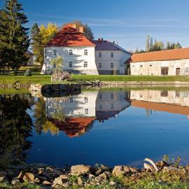 Jizdarna Zamek Skalice, hotel a Čkyně