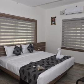 Suroor Tourist Home, Hotel in Virajpet