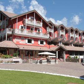 Hotel La Bussola, viešbutis mieste Andalo