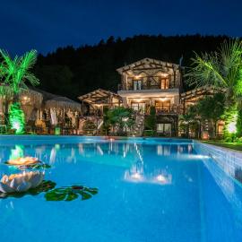 Simon King, Hotel in Vourvourou